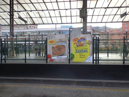 Publicidad en estaciones y/o paradas de buses y trenes