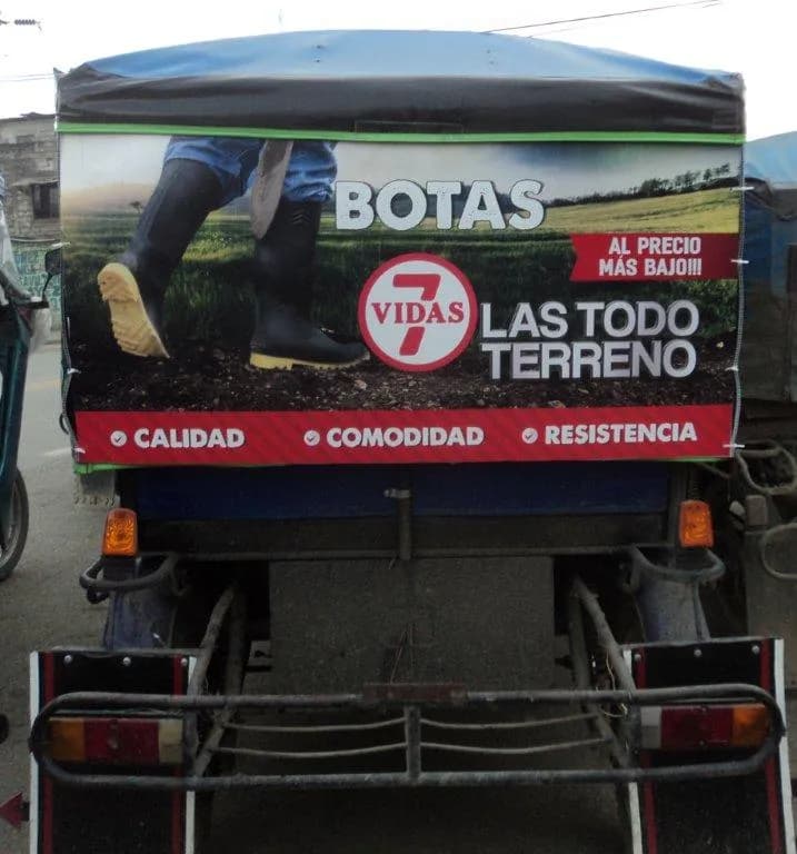 Publicidad en vehículo de transporte con anuncio de botas