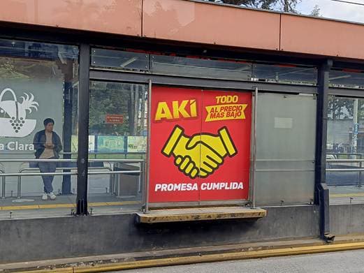 Publicidad en estaciones y/o paradas de buses y trenes