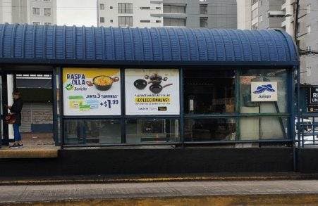 Publicidad en estaciones y/o paradas de buses y trenes