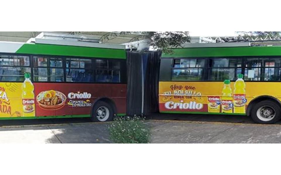 Publicidad de aceite criolla en bus di articulado