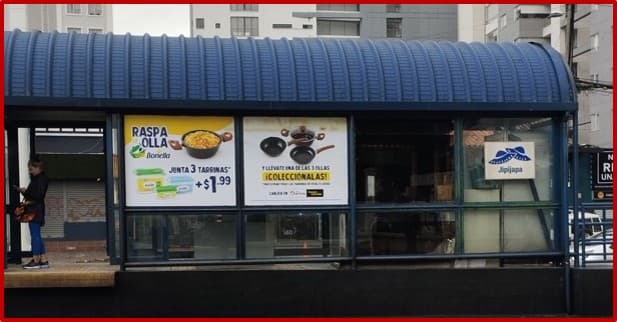 Publicidad exterior en estación de transporte cubierta