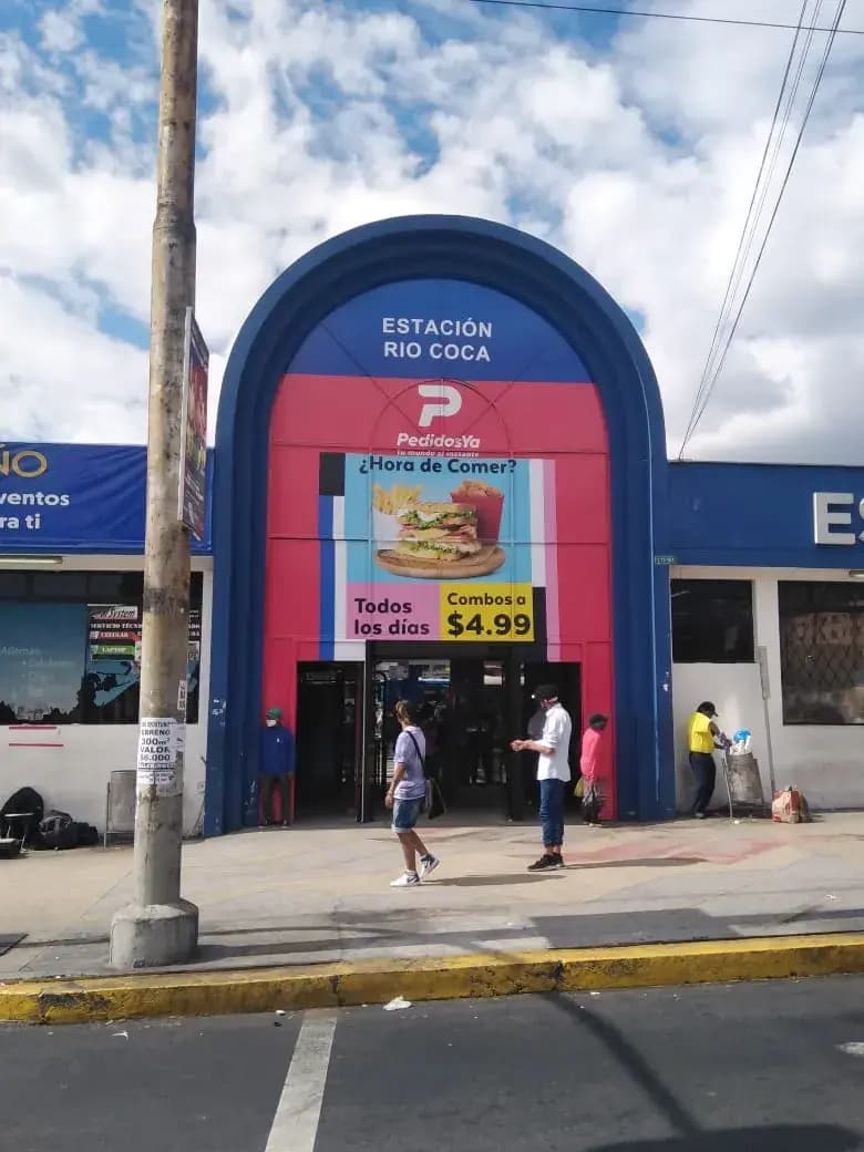 Entrada a estación de transporte público - arco de Pedidos Ya