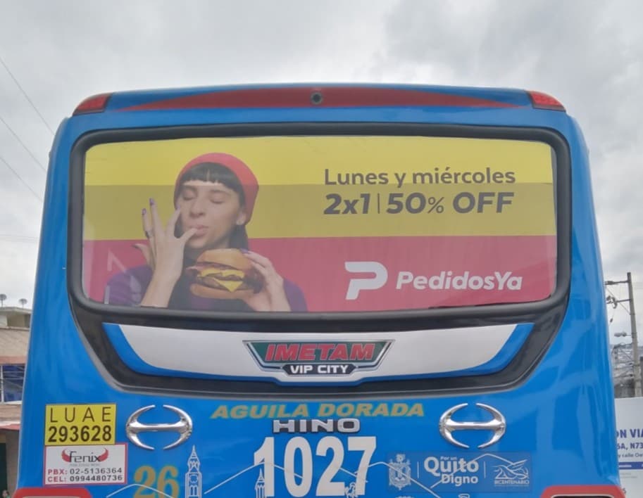 Campaña trasera de PedidosYa en bus urbano, promoción de descuentos 2x1